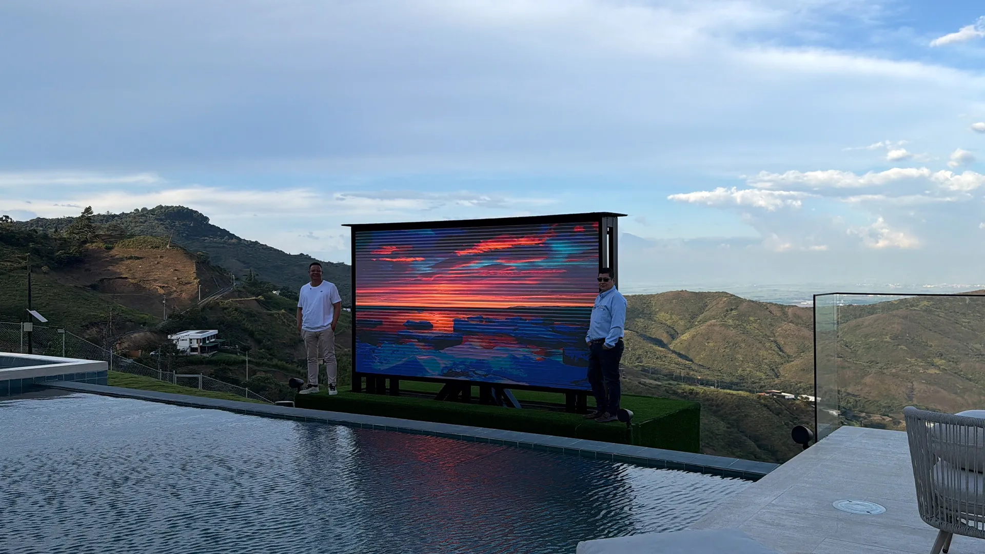 Instalacion de pantalla led gigante para exterior en Colombia Upper Technology