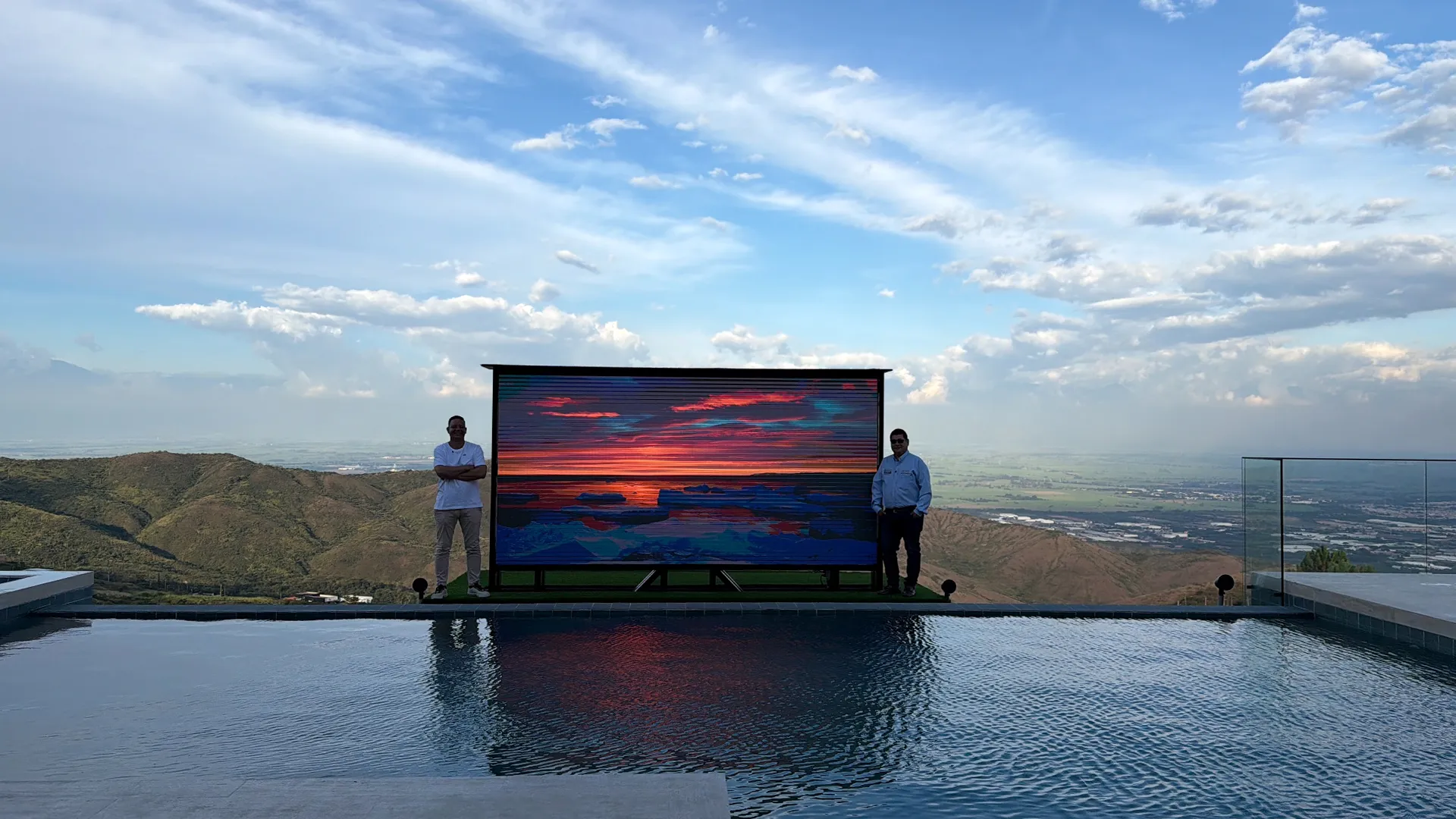 Instalacion de pantalla led gigante para exterior en Colombia Upper Technology